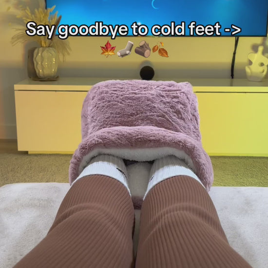 SootheStep foot warmer demonstration: USB power connection, fleece lining and feet inside the cushion