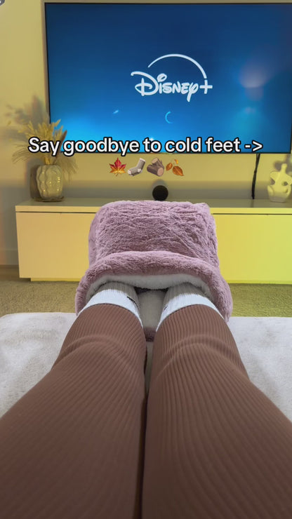 SootheStep foot warmer demonstration: USB power connection, fleece lining and feet inside the cushion